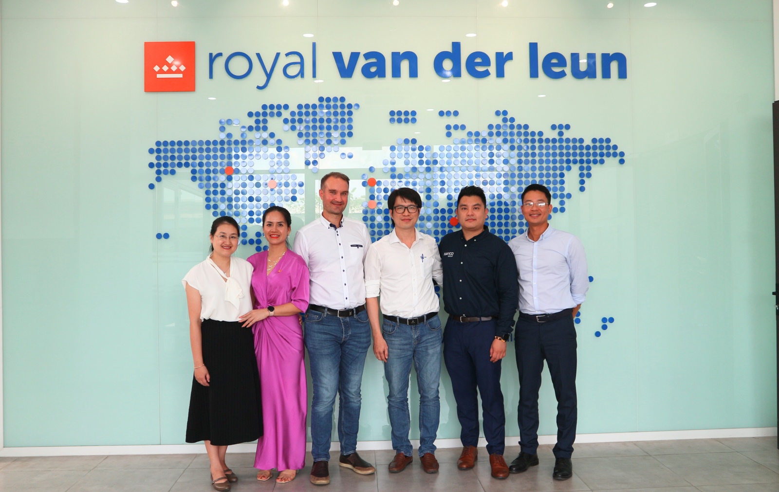 group-photo-wokrshop-seminar-van-der-leun-vietnam-resized-2