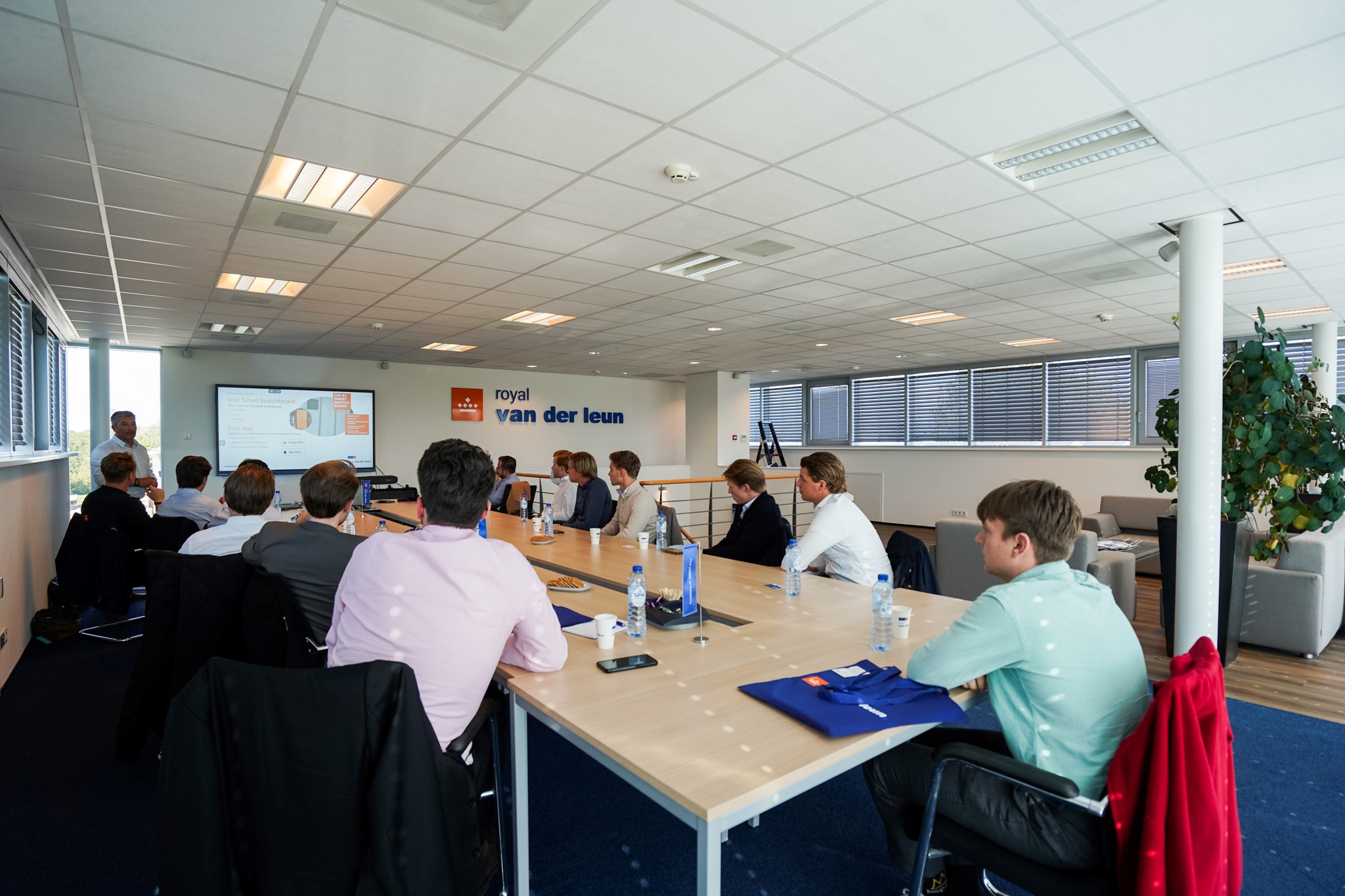 royal-van-der-leun-damen-trainees-visit-sliedrecht-headquarter-1-