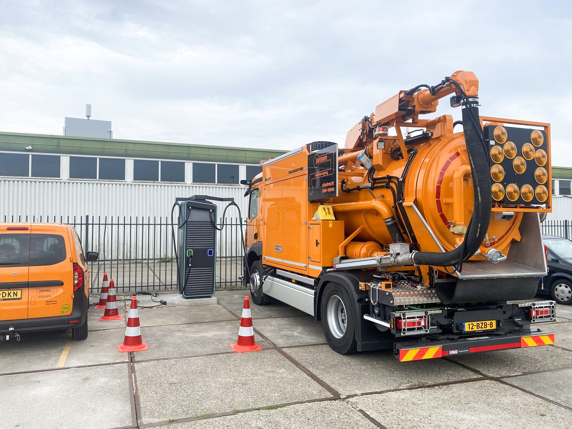 royal-van-der-leun-electrobouw-installeert-hypercharger-bij-jansen-rioolreiniging-vdl-elektrotechniek-sliedrecht-utiliteit-1